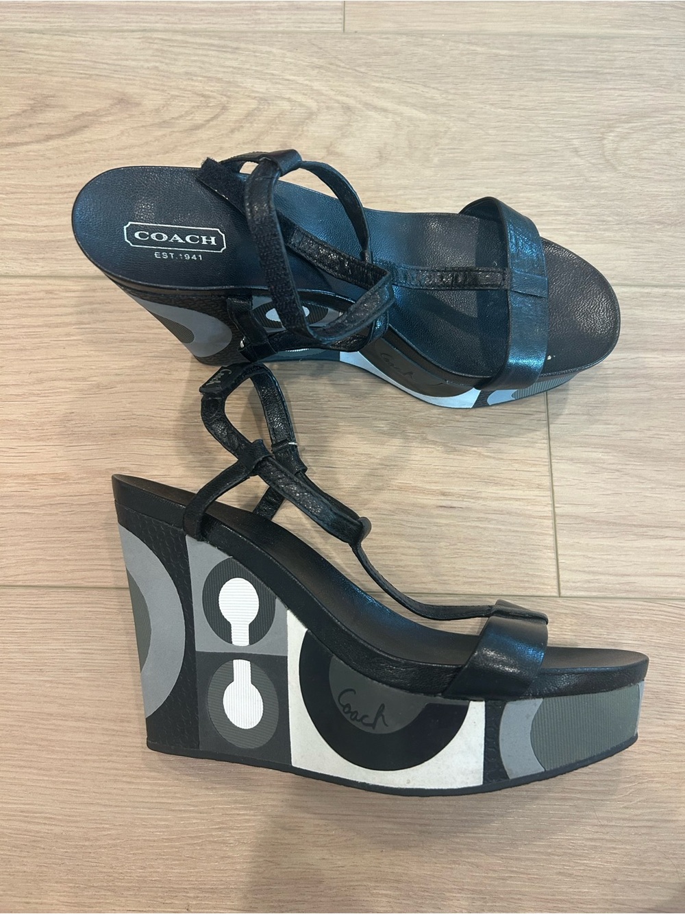 Coach Black & Gray Graphic Wedge Sandals • Size 8 👡🖤